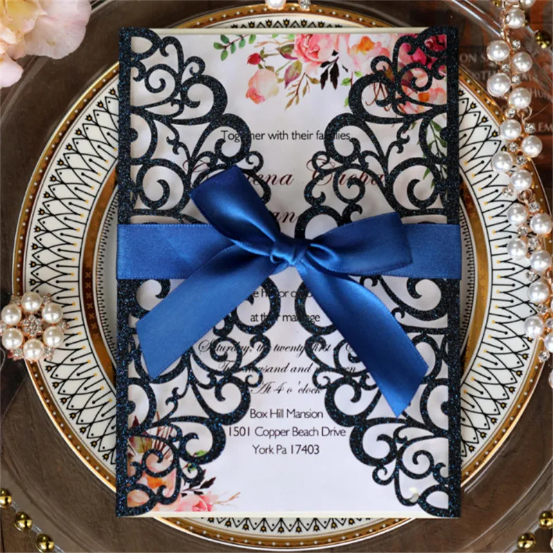 Spoža tumši zila ar lāzeru griezti kāzu ielūgums karti ar lentes rotājumu ziedu dizainu pielāgot, ievietojiet karšu drukāšana