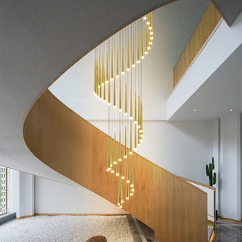 Mūsdienu lielu rotācijas kāpnes, lustras duplex bēniņu dzīvojamā istaba lukturi viesnīcas vestibilā garā līnija karājas dekoratīvās Lustra
